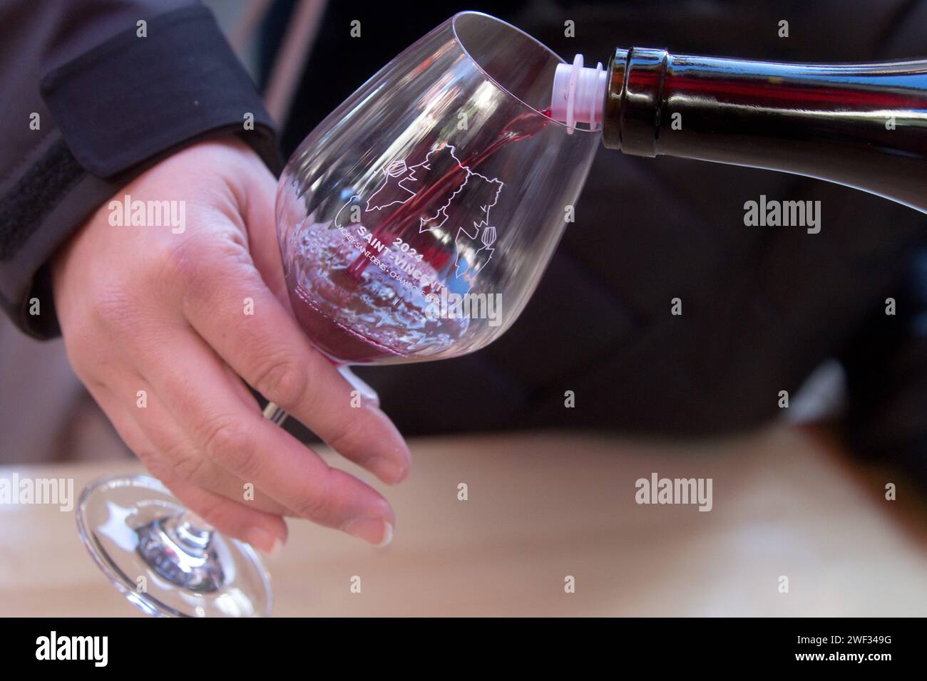 Morey Saint Denis, Frankreich. Januar 2024. © TARDIVON JC/MAXPPP - Morey-Saint-Denis 27/01/2024 Degustations de vins de Bourgogne Morey-Saint-Denis 27/2024 Saint Vincent Rotation in Burgund 2024. Unter den Traditionen, Induktionen in die Bruderschaft der Ritter von Tastevin, Messe und Prozession in den Weinbergen. Quelle: MAXPPP/Alamy Live News Stockfoto