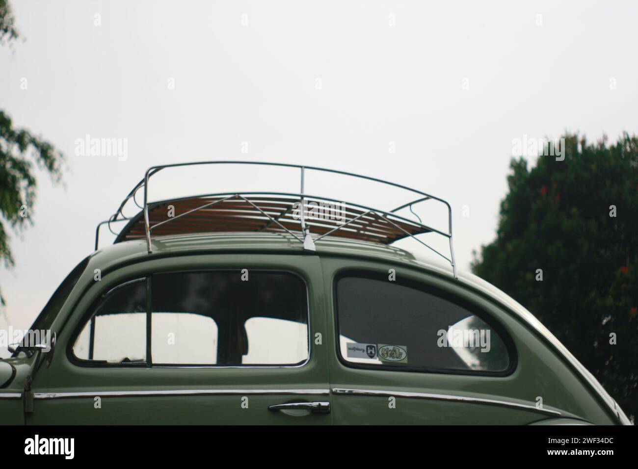 Volkswagen Käfer parkte beim jährlichen Treffen von VW Indonesia Jambore in Malang, Ost-Java, Indonesien Stockfoto