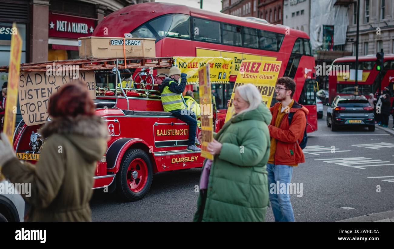Demonstration im Zentrum Londons gegen die ULEZ-Erweiterung. Stockfoto
