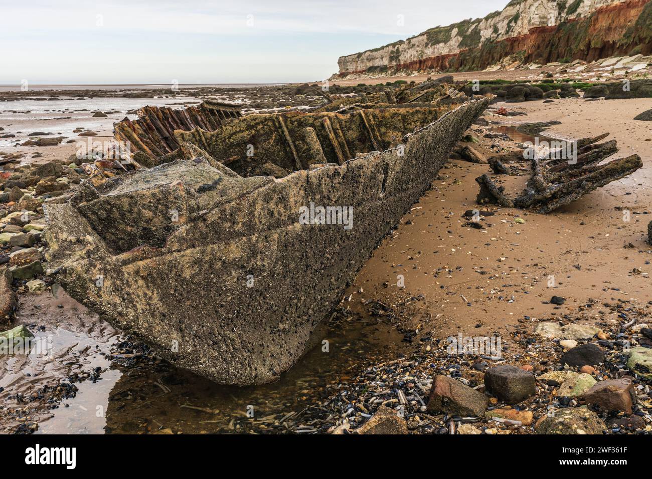 Das Wrack des Steam Trawler Sheraton und der Hunstanton Cliffs in Norfolk, England Stockfoto