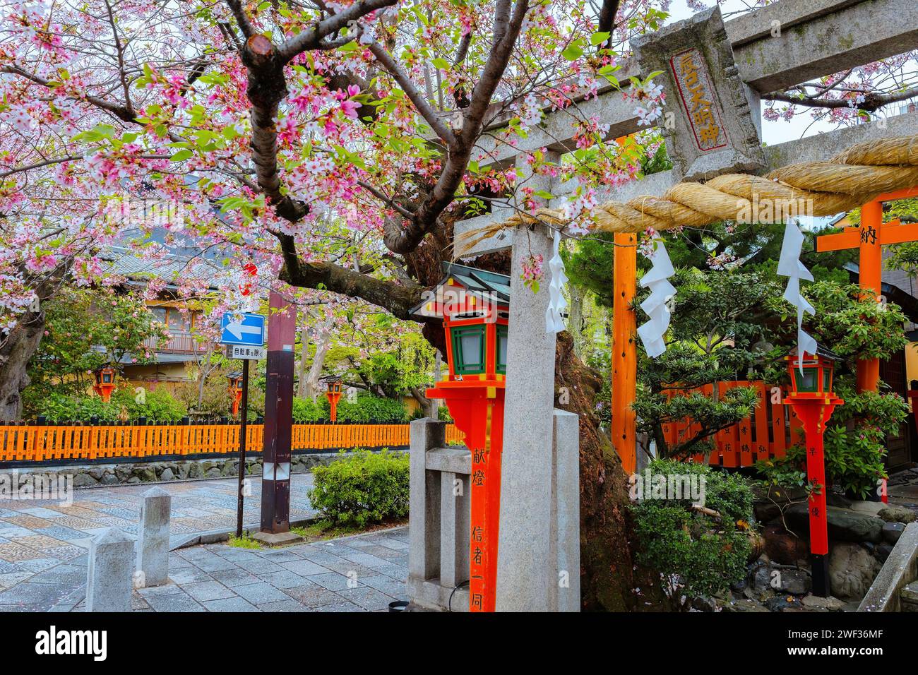 Kyoto, Japan - 6. April 2023: Tatsumi Daimyojin-Schrein in der Nähe der Tatsumu-Bashi-Brücke im Stadtteil Gion Stockfoto