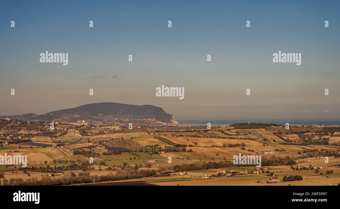 Die Marken, eine Region Ostitaliens, erhebt sich zwischen dem Apennin-Gebirge und der Adria. Stockfoto