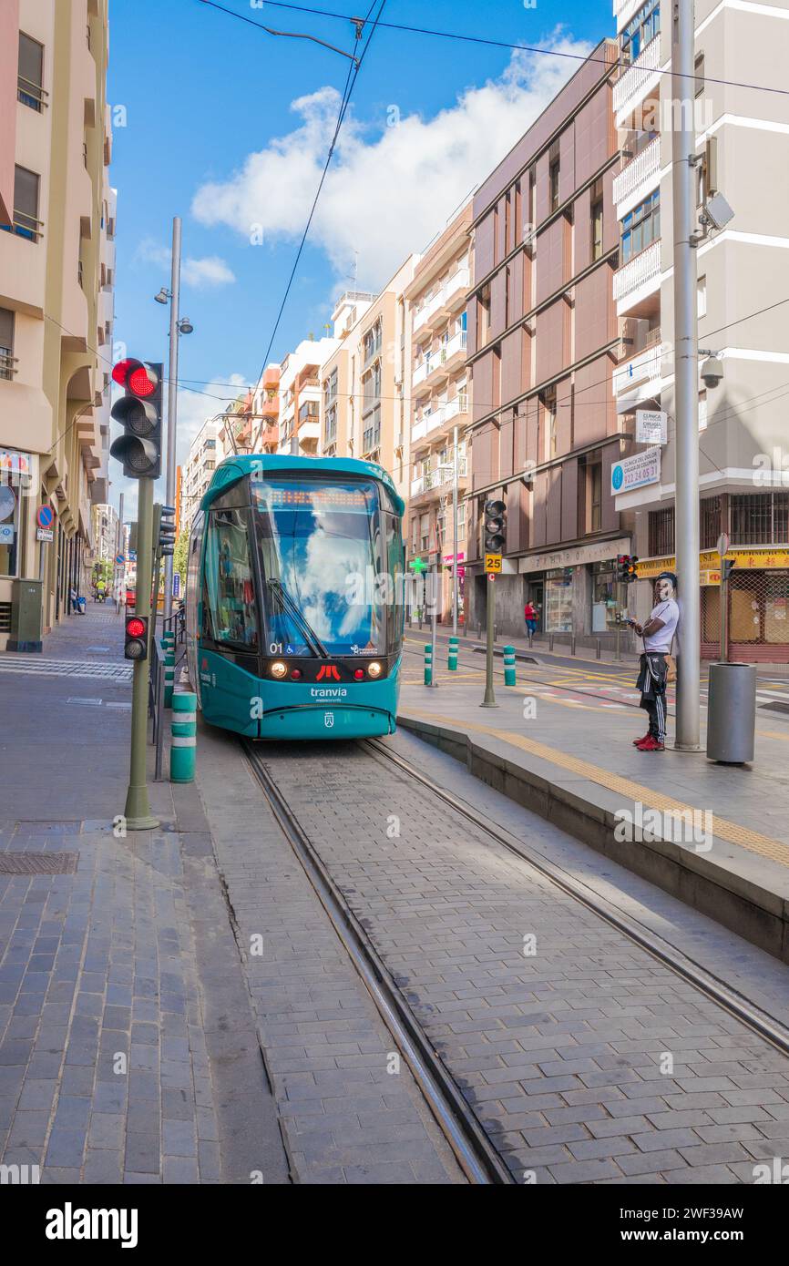 Die Teneriffa Tram (Tranvía de Tenerife) ist eine Straßenbahnverbindung auf der Kanarischen Insel Teneriffa, die den Schnellverkehr in der Stadt ermöglicht. Stockfoto
