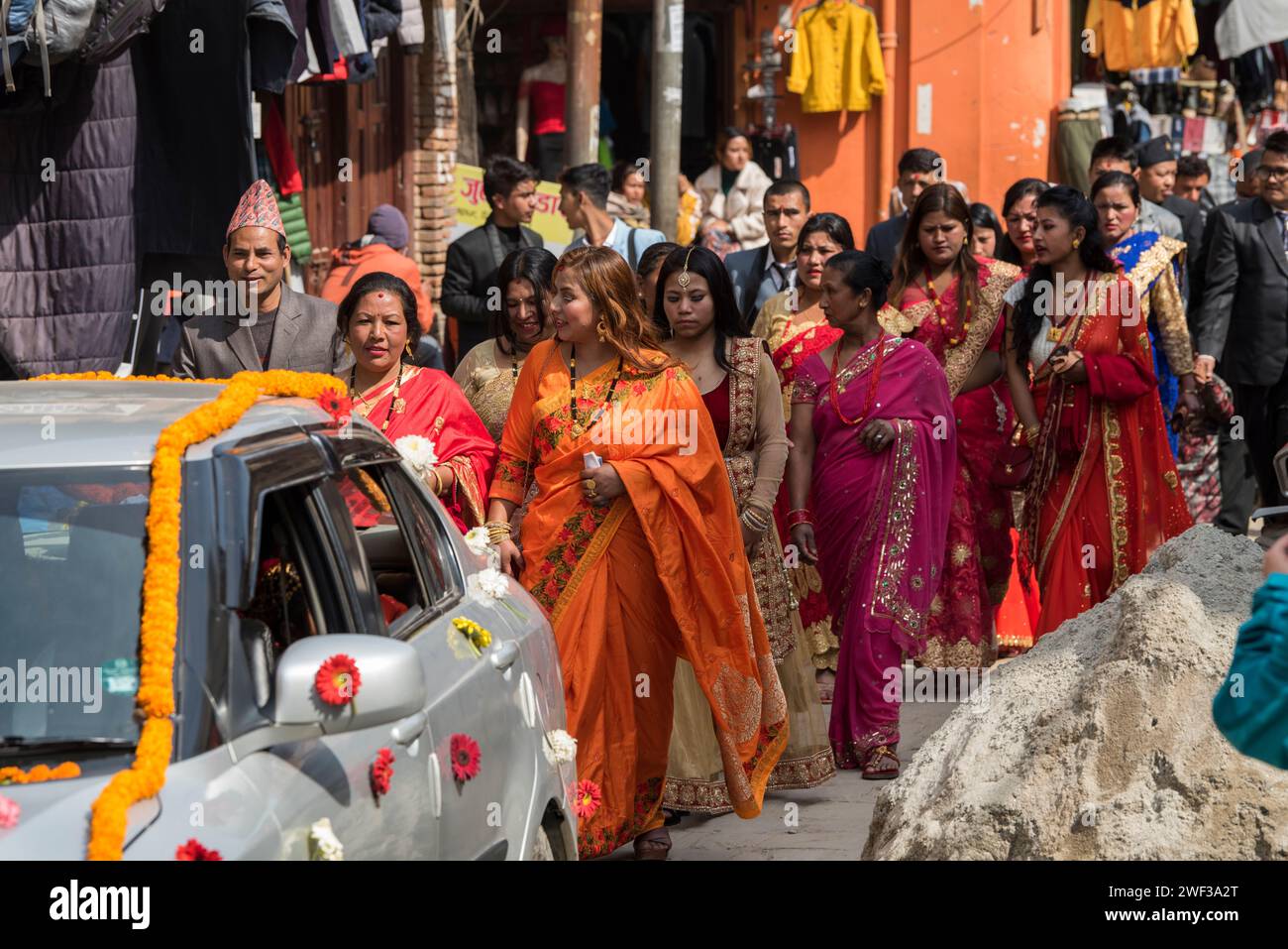 Kathmandu, Nepal - März 20,2023 : die Hochzeitsprozession führt durch die Straßen des Patan Durbar Square mit Blasmusik. Stockfoto