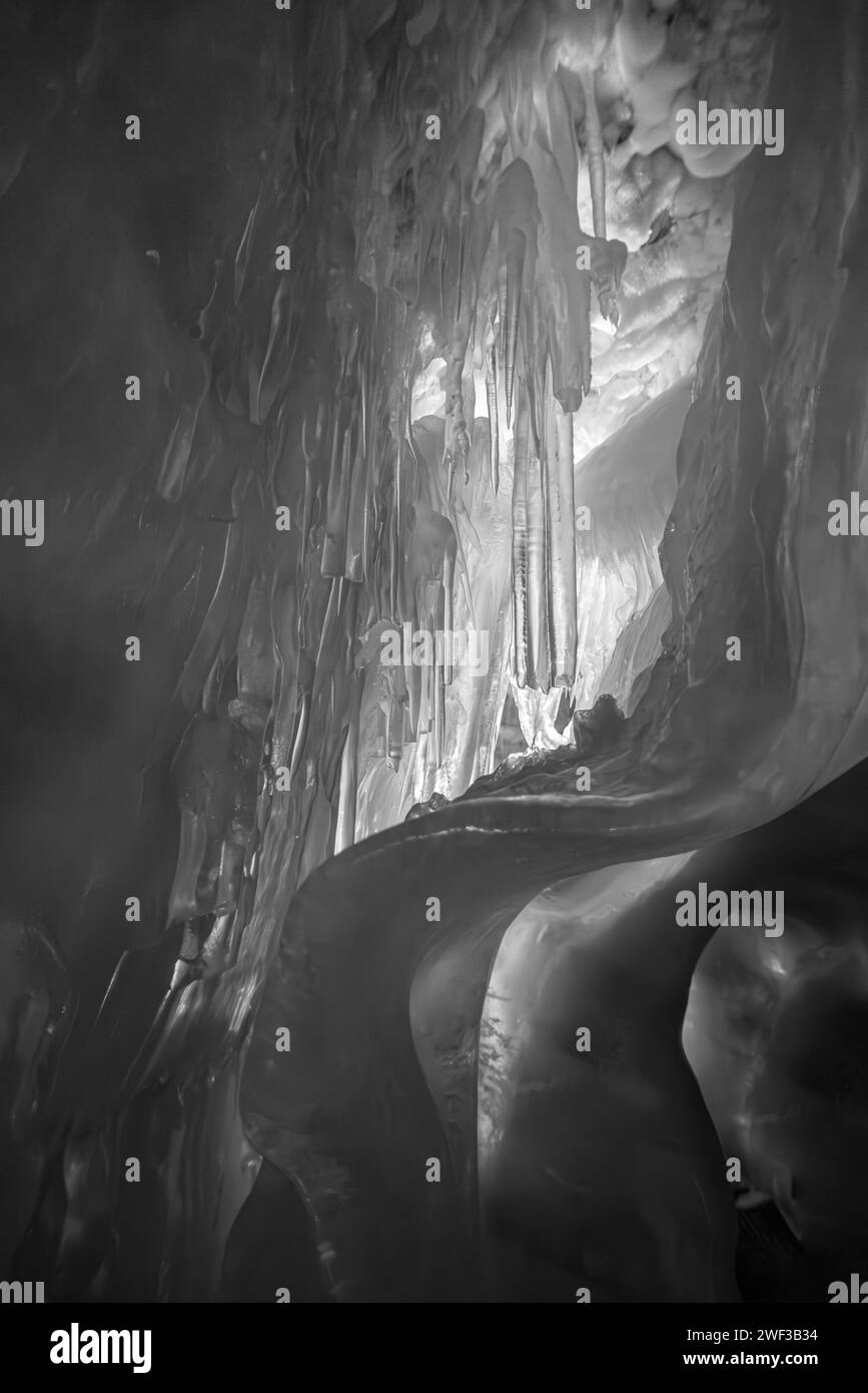 HINTERTUX, ÖSTERREICH - 10. SEPTEMBER 2023 - große Eisbildung in einer natürlichen Eishöhle Stockfoto