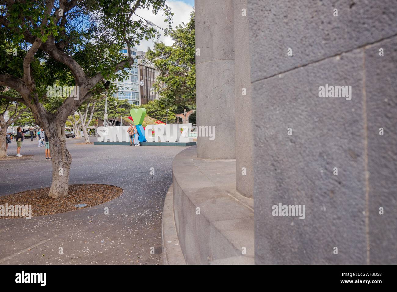 Touristen und Besucher im Santa Elena Park im Zentrum der Stadt Santa Cruz auf Teneriffa, die ihr Foto vor der Skulptur Santa Cruz machen. Stockfoto