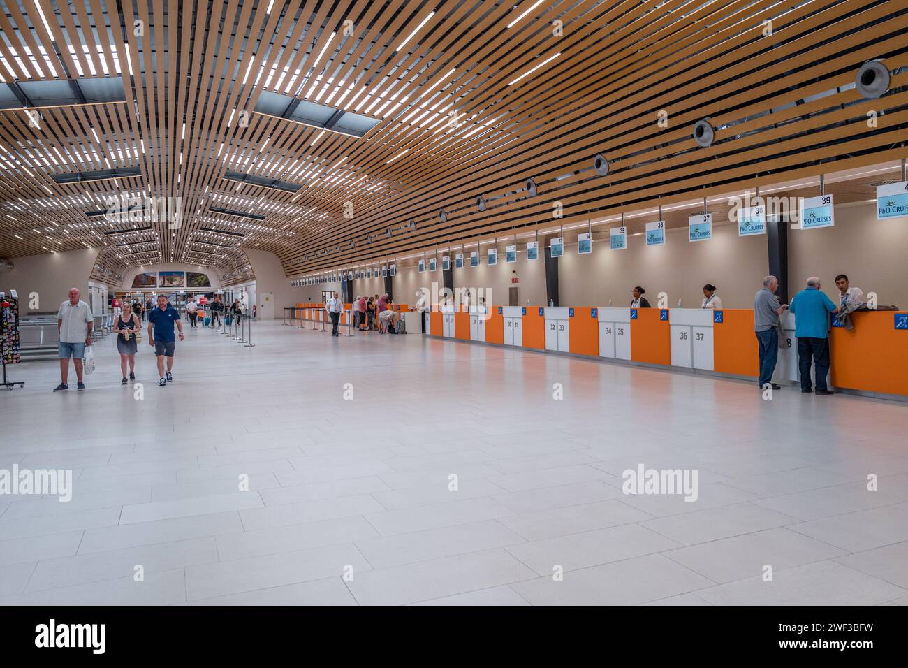 Kreuzfahrtpassagiere, die ihre Bootstour vom Inneren des Hauptterminals in Santa Cruz auf Teneriffa auf den Kanarischen Inseln buchen. Stockfoto