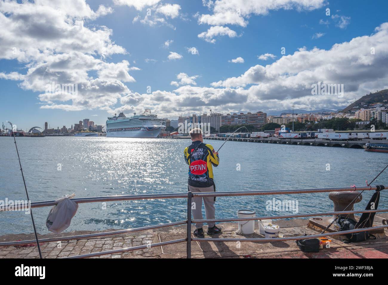 Lokale Fischer fischen vor dem Kai am Hauptkreuzterminal in Santa Cruz, Teneriffa auf den Kanarischen Inseln. Stockfoto