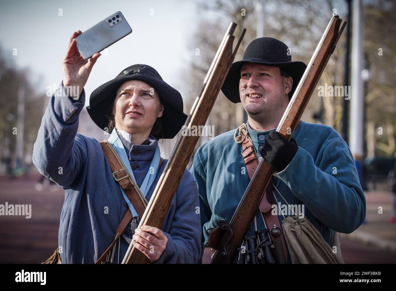 London, Großbritannien. Januar 2024. König Karl I. Hinrichtungsparade Nachstellung der English Civil war Society (ECWS). In traditioneller Kleidung aus dem 17. Jahrhundert versammeln sich ECWS-Mitglieder, um zu marschieren und von St. aus die Mall zu reiten James Palace Toward Horse Guards Parade, in der Karl I. von Englands auf seinem Weg zu seiner Hinrichtung vor dem Banketthaus im Jahr 1649 nachspielt. Es ist auch das 50. Mal, dass die Soldaten der Kings Army, dem royalistischen Teil der englischen Bürgerkriegsgesellschaft, dieses Ereignis gedenken. Guy Corbishley/Alamy Live News Stockfoto