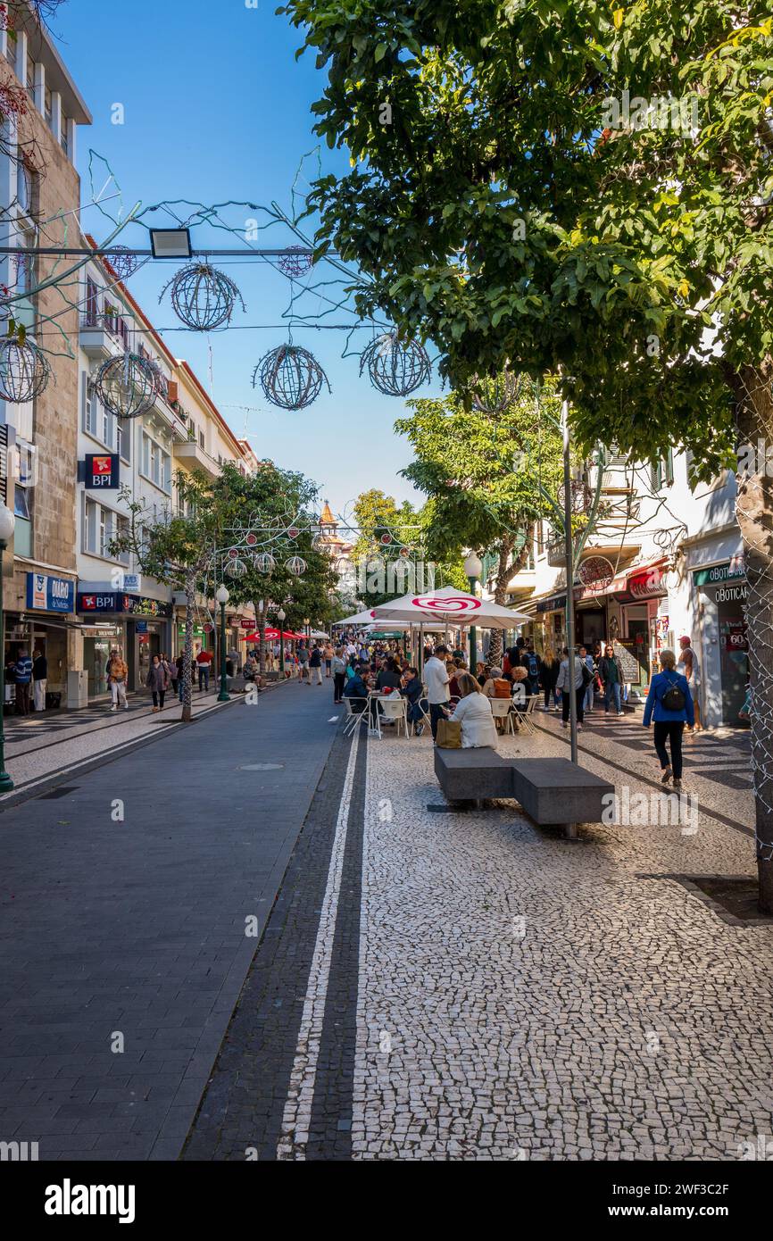 Die Fußgängerzone in der madeirischen Stadt Funchal. Stockfoto