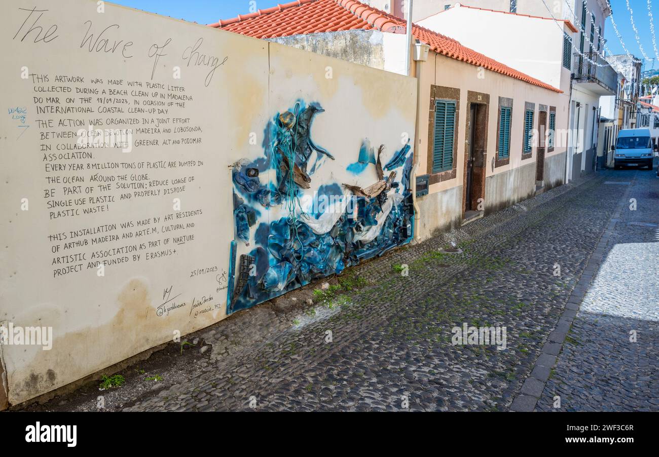 Kunstwerke der Welle des Wandels aus Plastikmüll und Abfällen vom Strand an einem Tag in Funchal auf der Insel Madeira. Stockfoto