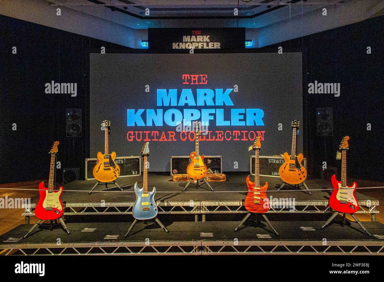 Außerordentliche Großzügigkeit von Mark Knopfler von Dire Straits, der seine persönliche Sammlung von 120 Gitarren aus 50 Jahren für wohltätige Zwecke spendete (31/02/2024). Stockfoto