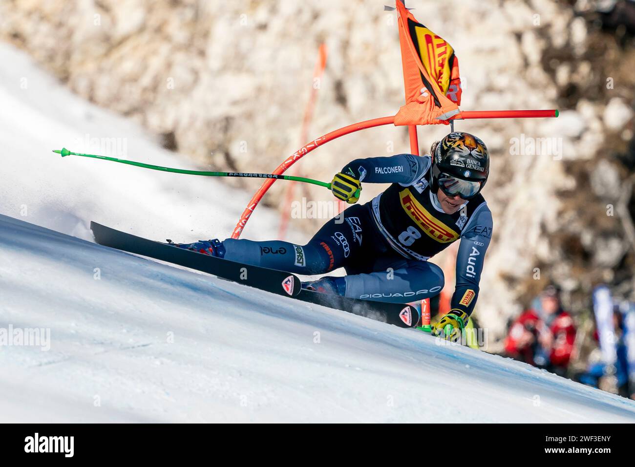 Cortina d’Ampezzo, Italien 28. Januar 2024. BRIGNONE Federica (Ita) inspiziert die Strecke während des Audi FIS Alpine Ski World Cup Damen Super-G in Cortina d'Ampezzo Italien Credit: MAURO DALLA POZZA/Alamy Live News Stockfoto