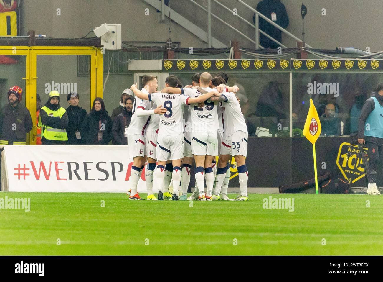 Joshua Zirkzee feiert, nachdem er beim Fußball-Spiel der Serie A zwischen dem AC Mailand und dem Bologna FC 1909 im Giuseppe Meazza-Stadion in Mailand am 027 2024. Januar ein Tor geschossen hat Stockfoto