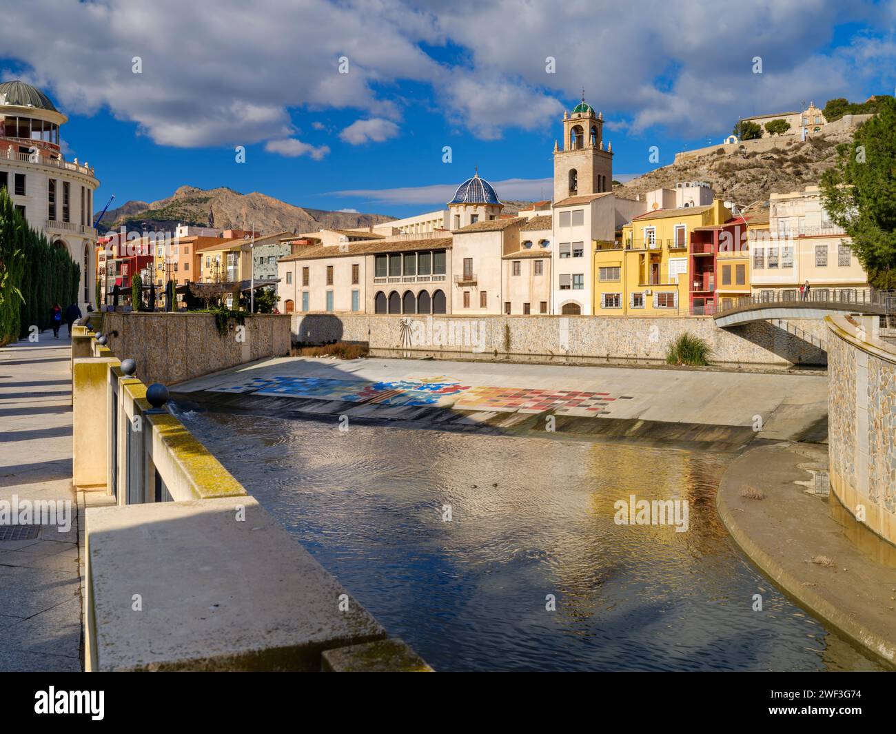 Die Catedral de Orihuela befindet sich am Ufer des Rio Segura, der durch das Zentrum von Orihuela, Alicante, Spanien verläuft Stockfoto