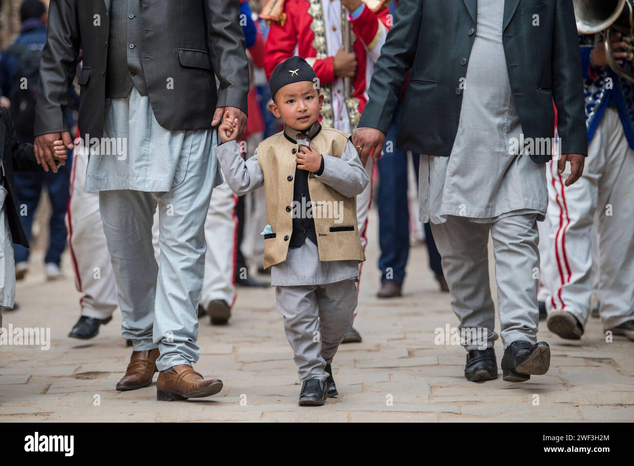 Kathmandu, Nepal - März 20,2023 : die Hochzeitsprozession führt durch die Straßen des Patan Durbar Square mit Blasmusik. Stockfoto