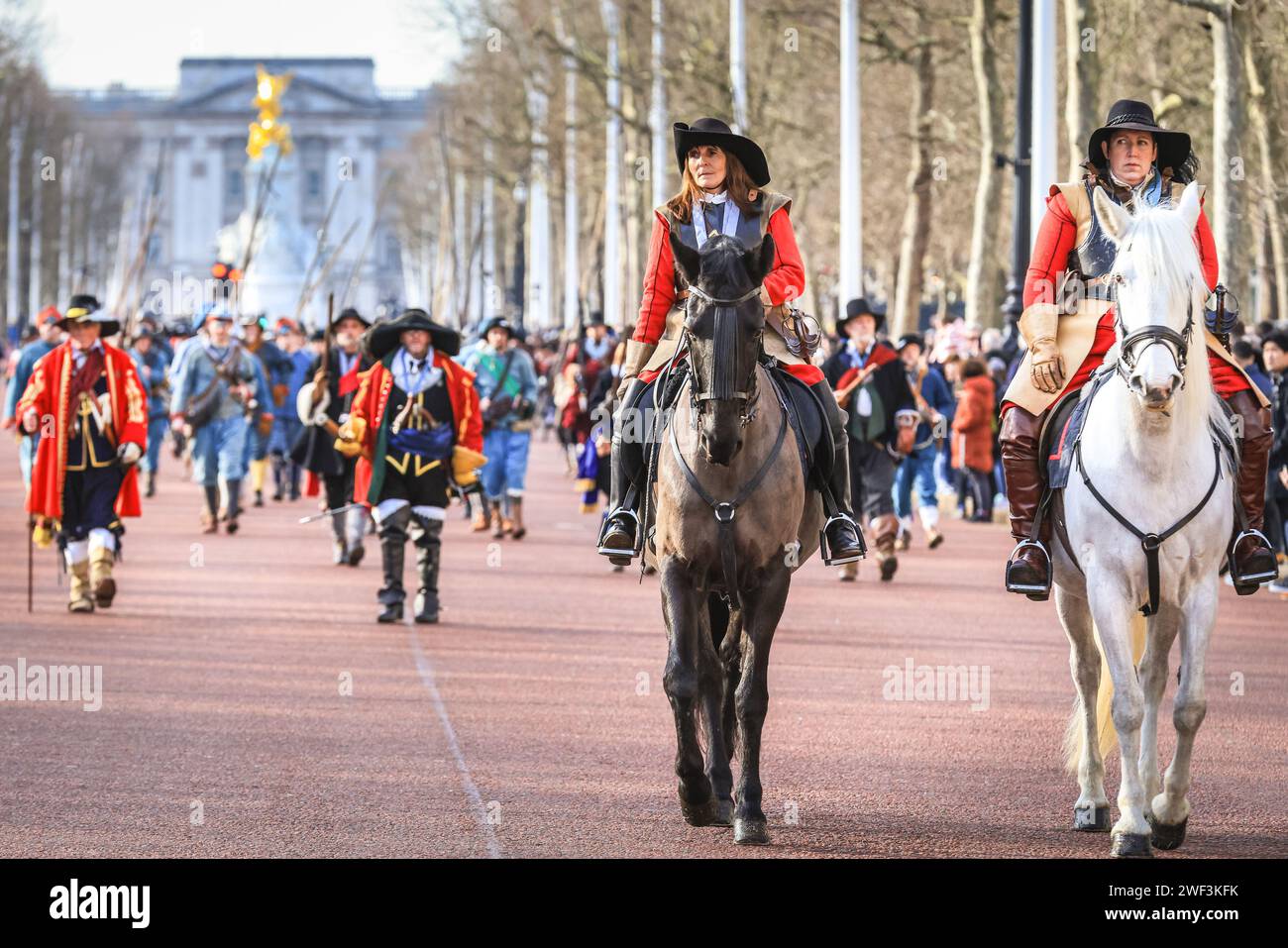 London, Großbritannien. Januar 2024. Die Prozession auf der Mall. Jedes Jahr marschieren die Freiwilligen der englischen Bürgerkriegsgesellschaft mit der Kings Army entlang der Mall in London und zur Horse Guards Parade, zum Gedenken an Karl I., der am 30. Januar 1649 zum Märtyrer wurde. Jedes Regiment in der Nachstellung besteht aus Offizieren, Musketen, gefolgt von der Farbe, Trommlern, Pikeniern und Gepäck (Frauen und Kinder). Quelle: Imageplotter/Alamy Live News Stockfoto