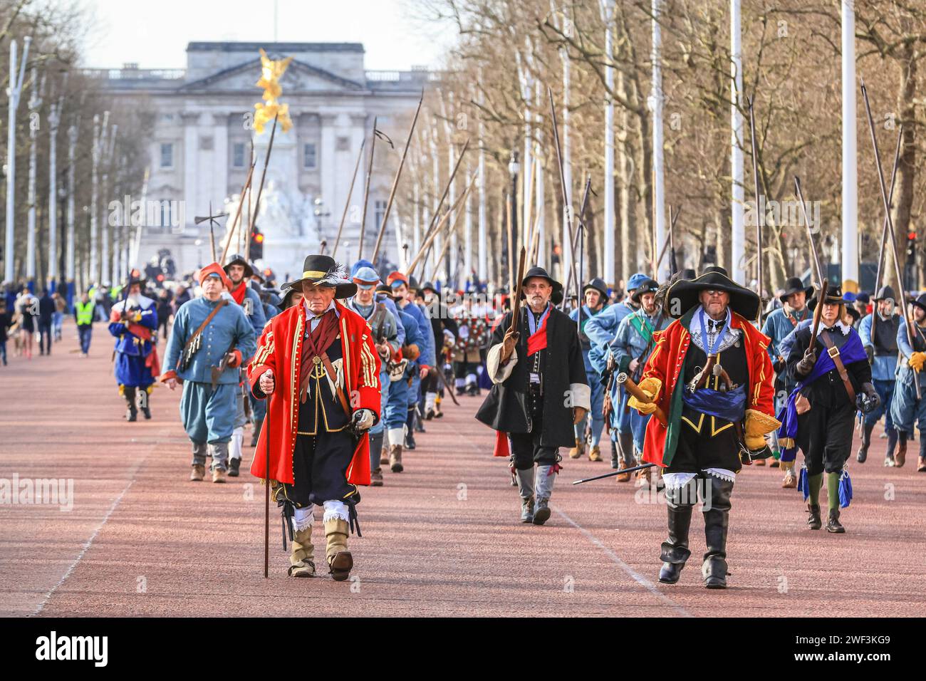 London, Großbritannien. Januar 2024. Die Prozession auf der Mall. Jedes Jahr marschieren die Freiwilligen der englischen Bürgerkriegsgesellschaft mit der Kings Army entlang der Mall in London und zur Horse Guards Parade, zum Gedenken an Karl I., der am 30. Januar 1649 zum Märtyrer wurde. Jedes Regiment in der Nachstellung besteht aus Offizieren, Musketen, gefolgt von der Farbe, Trommlern, Pikeniern und Gepäck (Frauen und Kinder). Quelle: Imageplotter/Alamy Live News Stockfoto