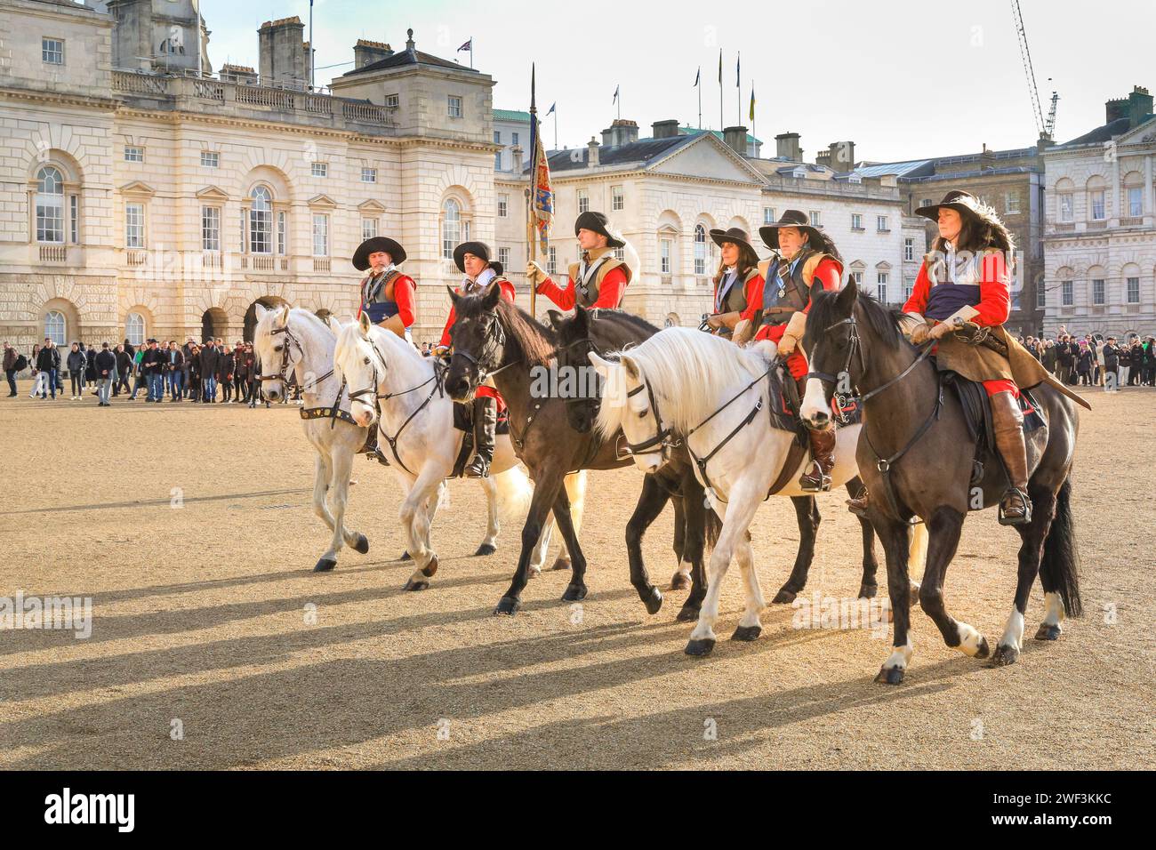 London, Großbritannien. Januar 2024. Der marsch geht weiter. Jedes Jahr marschieren die Freiwilligen der englischen Bürgerkriegsgesellschaft mit der Kings Army entlang der Mall in London und zur Horse Guards Parade, zum Gedenken an Karl I., der am 30. Januar 1649 zum Märtyrer wurde. Jedes Regiment in der Nachstellung besteht aus Offizieren, Musketen, gefolgt von der Farbe, Trommlern, Pikeniern und Gepäck (Frauen und Kinder). Quelle: Imageplotter/Alamy Live News Stockfoto