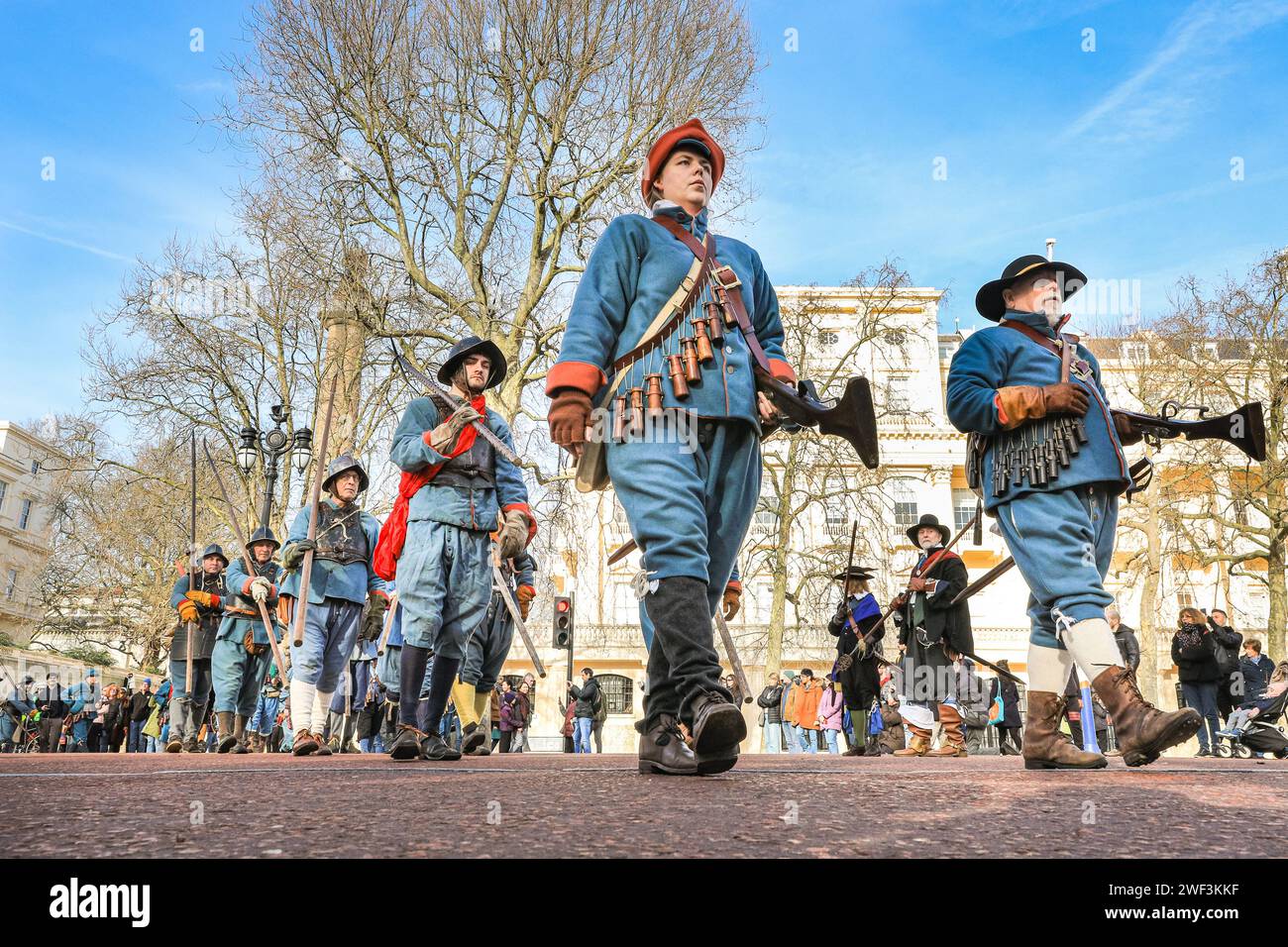 London, Großbritannien. Januar 2024. Der marsch geht weiter. Jedes Jahr marschieren die Freiwilligen der englischen Bürgerkriegsgesellschaft mit der Kings Army entlang der Mall in London und zur Horse Guards Parade, zum Gedenken an Karl I., der am 30. Januar 1649 zum Märtyrer wurde. Jedes Regiment in der Nachstellung besteht aus Offizieren, Musketen, gefolgt von der Farbe, Trommlern, Pikeniern und Gepäck (Frauen und Kinder). Quelle: Imageplotter/Alamy Live News Stockfoto