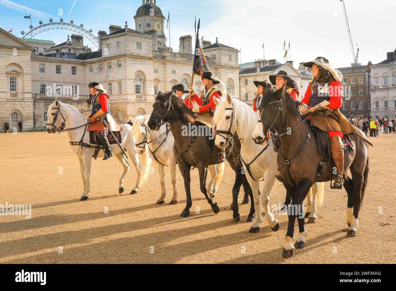 London, Großbritannien. Januar 2024. Der marsch geht weiter. Jedes Jahr marschieren die Freiwilligen der englischen Bürgerkriegsgesellschaft mit der Kings Army entlang der Mall in London und zur Horse Guards Parade, zum Gedenken an Karl I., der am 30. Januar 1649 zum Märtyrer wurde. Jedes Regiment in der Nachstellung besteht aus Offizieren, Musketen, gefolgt von der Farbe, Trommlern, Pikeniern und Gepäck (Frauen und Kinder). Quelle: Imageplotter/Alamy Live News Stockfoto