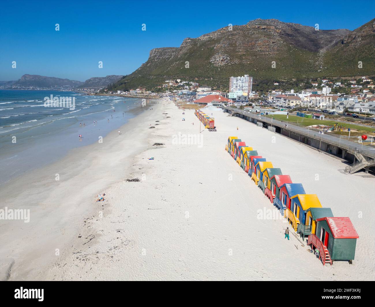 Bunte Strandhütten, West Beach, Muizenberg, Kapstadt, Südafrika Stockfoto