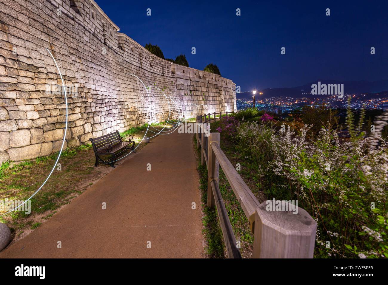 Koreanisches Stadtbild bei Nacht im Naksan Park mit antiken Mauern in Seoul, Südkorea. Stockfoto