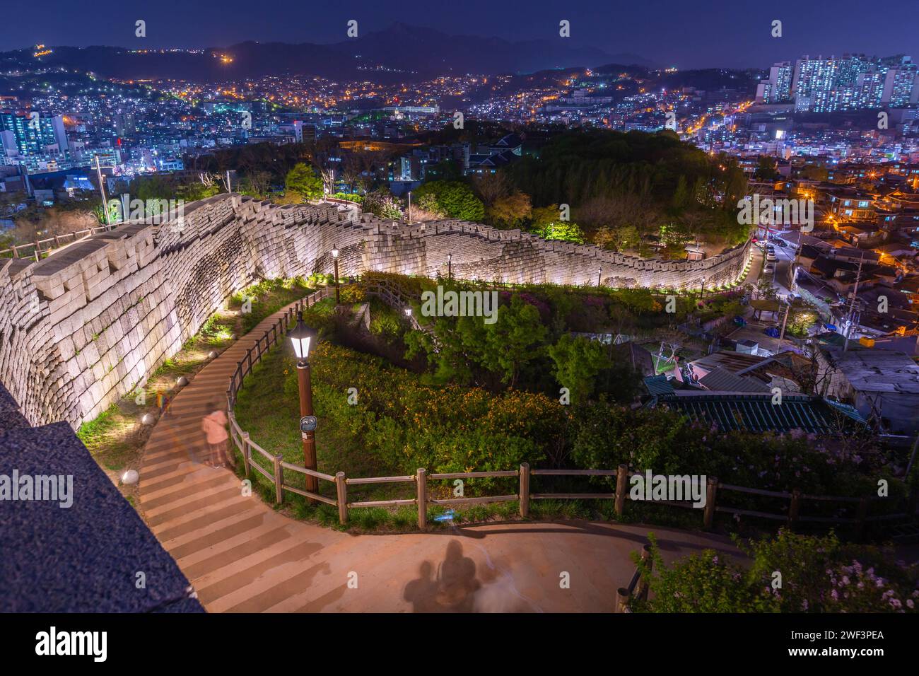 Koreanisches Stadtbild bei Nacht im Naksan Park mit antiken Mauern in Seoul, Südkorea. Stockfoto