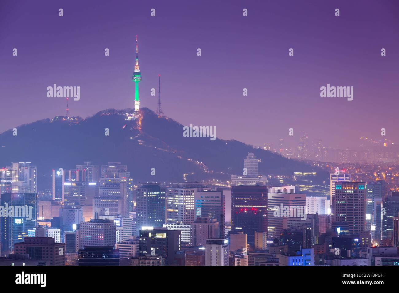 Koreanische Stadtlandschaft in der Nacht gibt es wunderschöne Wolkenkratzer Lichter. Und da ist Namsan Mountain im Hintergrund, Südkorea. Stockfoto