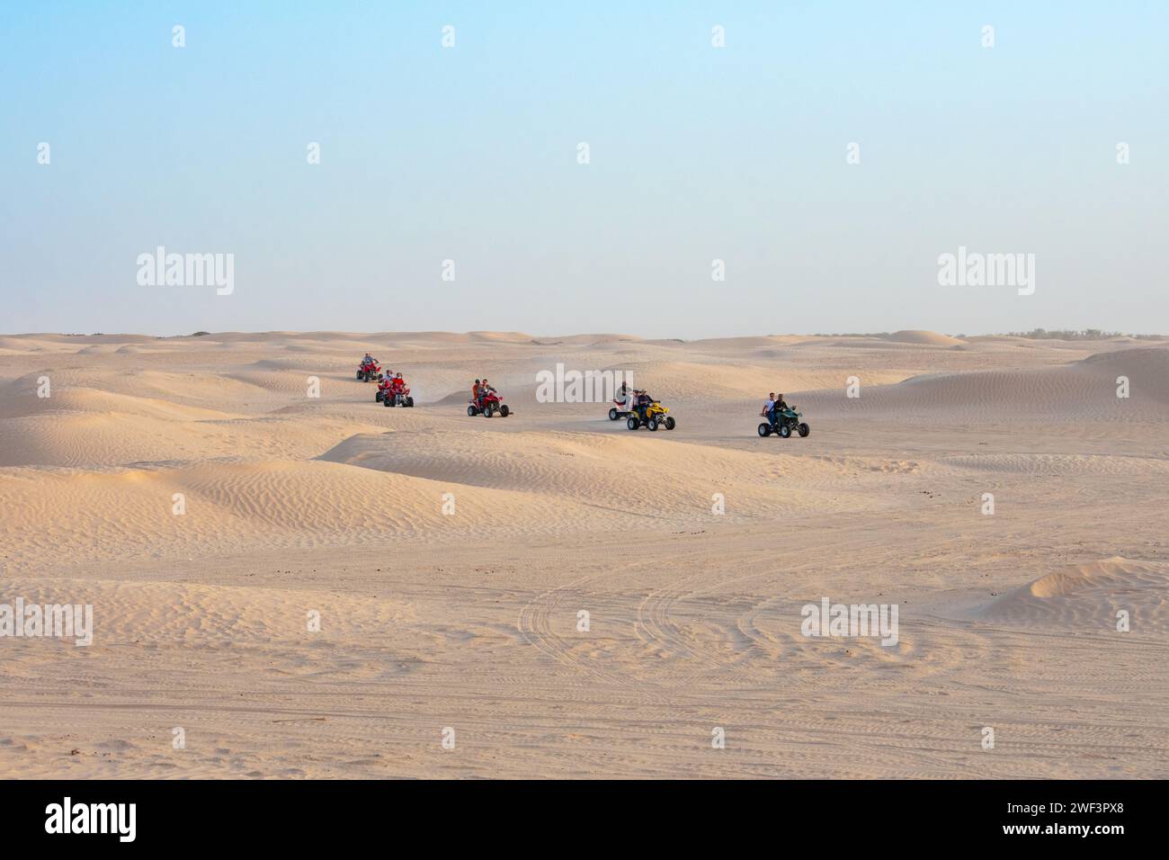 06.11.23 Sahara-Wüste, Tunesien: Quad-Bikes-Safari in der Sahara-Wüste, Tunesien. Leute, die in den Sanddünen Quad fahren Stockfoto