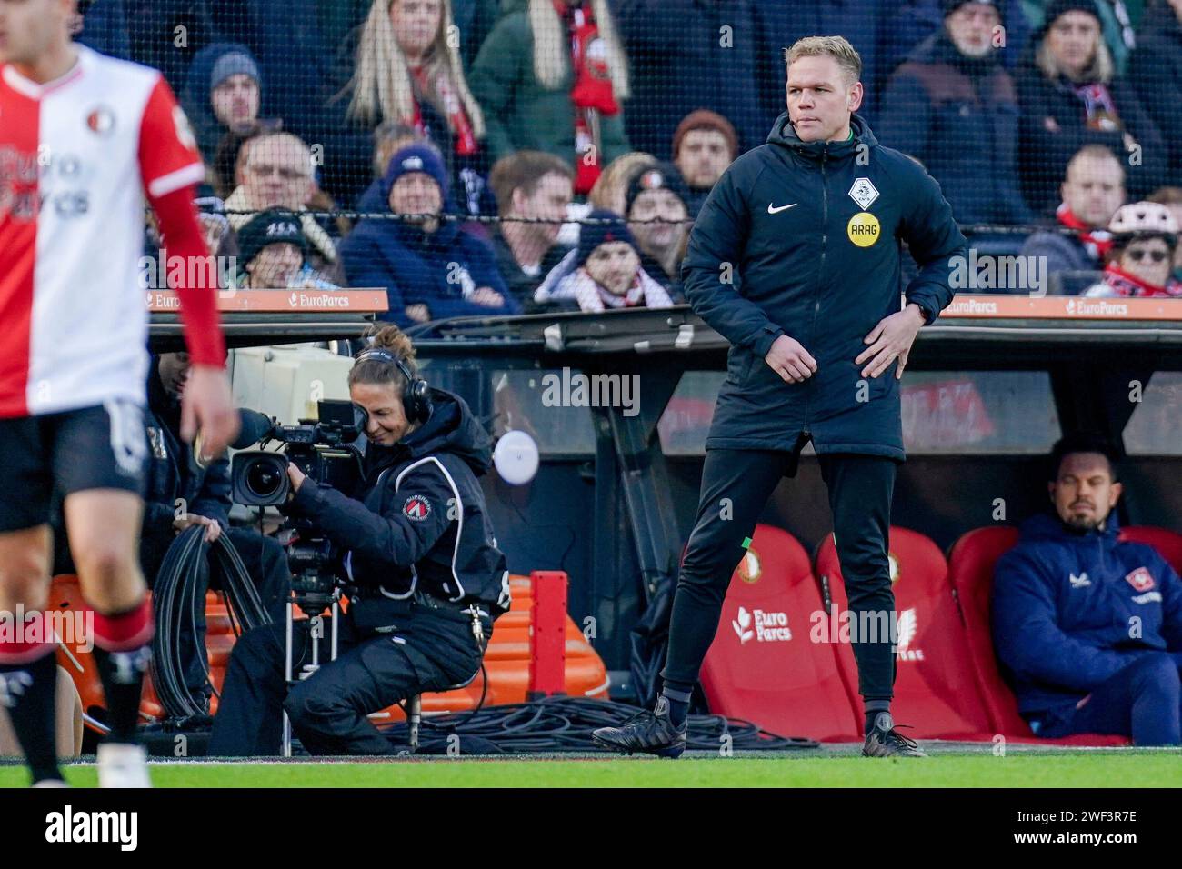 ROTTERDAM, NIEDERLANDE - 28. JANUAR: 4. Offizieller Alex Bos sieht beim niederländischen Eredivisie-Spiel zwischen Feyenoord und FC Twente im Stadion Feyenoord am 28. Januar 2024 in Rotterdam, Niederlande, zu. (Foto: Joris Verwijst/Orange Pictures) Stockfoto
