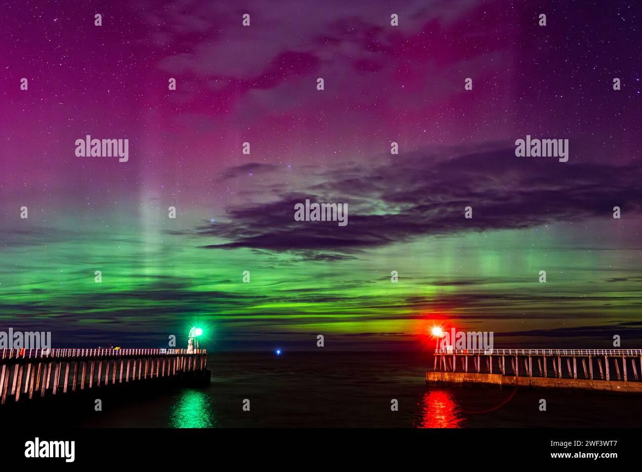 Aurora Borealis, auch bekannt als die Nordlichter, blendet die Küste von North Yorkshire am Whitby Harbour, Whitby, Vereinigtes Königreich Stockfoto