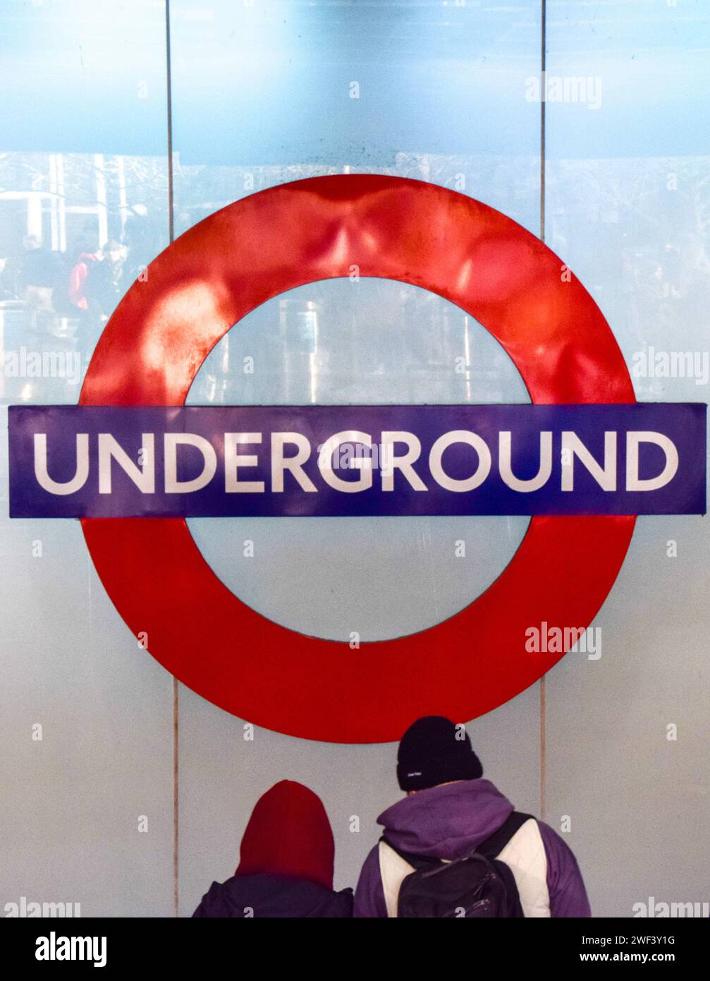 London, Großbritannien. Januar 2024. Passagiere betreten eine U-Bahn-Station, da der Londoner Bürgermeister Sadiq Khan und Transport for London (TFL) bekannt geben, dass die Londoner U-Bahn- und Zugpreise freitags den ganzen Tag über außerhalb der Spitzenzeiten liegen. Der Versuch wird zunächst drei Monate dauern und zielt darauf ab, die Zahl der Fluggäste zu erhöhen. Quelle: Vuk Valcic/Alamy Live News Stockfoto