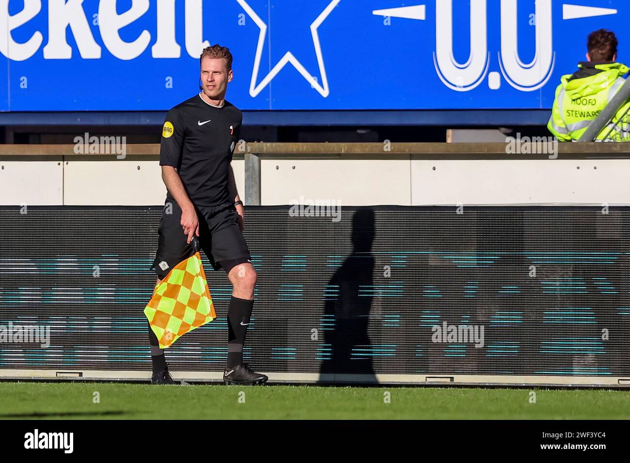 Heerenveen, Niederlande. Januar 2024. HEERENVEEN, NIEDERLANDE - 28. JANUAR: Stellvertretender Schiedsrichter Sjoerd Nanninga im Spiel der niederländischen Keuken Kampioen Divisie zwischen SC Heerenveen und AZ Alkmaar im Abe Lenstra Stadion am 28. Januar 2024 in Heerenveen, Niederlande. (Foto: Pieter van der Woude/Orange Pictures) Credit: dpa/Alamy Live News Stockfoto