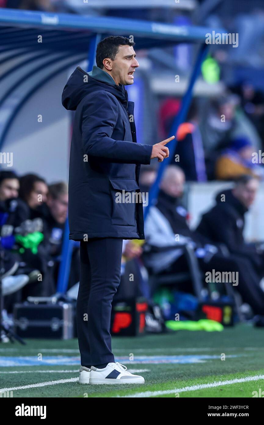 Heerenveen, Niederlande. Januar 2024. HEERENVEEN, NIEDERLANDE - 28. JANUAR: Cheftrainer Maarten Martens von AZ Alkmaar trainiert seine Spieler beim niederländischen Keuken Kampioen Divisie Spiel zwischen SC Heerenveen und AZ Alkmaar am 28. Januar 2024 im Abe Lenstra Stadion in Heerenveen, Niederlande. (Foto: Pieter van der Woude/Orange Pictures) Credit: dpa/Alamy Live News Stockfoto