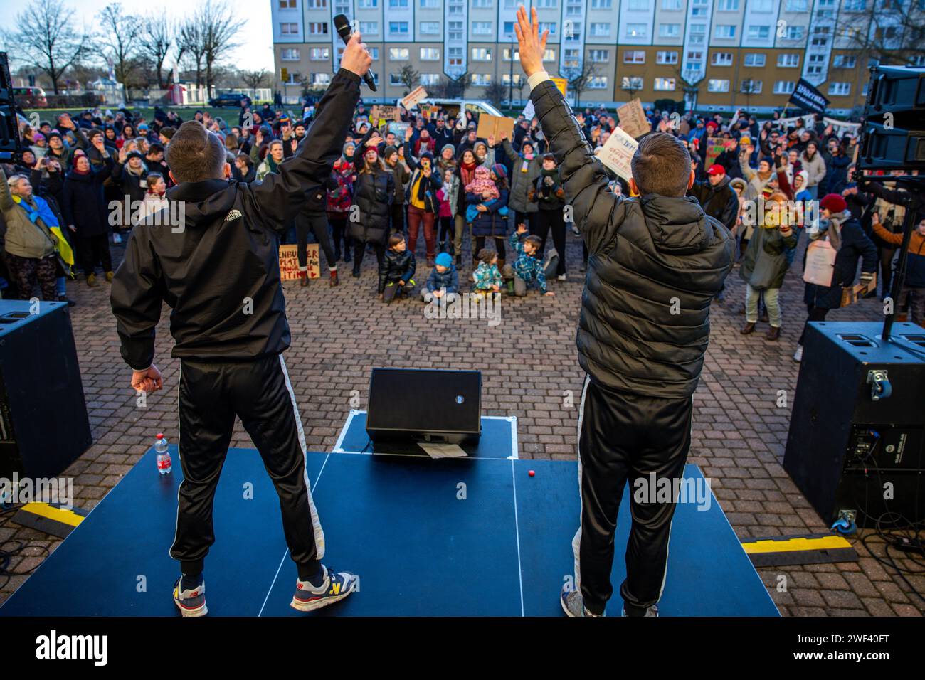 Demmin, Deutschland. Januar 2024. Das Duo Albert und Pablow rappten vor den Teilnehmern einer Demonstration gegen Rechtsextremismus unter dem Motto „Never Again is now“ auf dem Marktplatz vor dem Rathaus. Mit dieser Aktion wollen die Bewohner ein Beispiel für Widerstand gegen rechtsextreme Aktivitäten setzen. Quelle: Jens Büttner/dpa/Alamy Live News Stockfoto