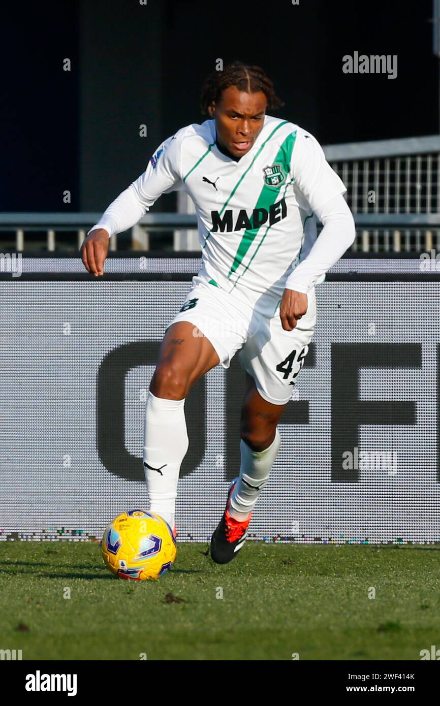 Monza, Italien. Januar 2024. Foto Claudio Grassi/LaPresse 28 Gennaio 2024 - Monza, Italia - Sport, calcio - Monza vs Sassuolo - Campionato italiano di calcio Serie A TIM 2023/2024 - U-Power Stadion. Nella Foto: Armand Lauriente' (US Sassuolo) 28. Januar 2024 - Monza, Italien - Sport, Fußball - AC Monza vs US Sassuolo - italienische Serie A TIM Football Championship 2023/2024 - U-Power Stadium. Auf dem Bild: Armand Lauriente' (US Sassuolo) Credit: LaPresse/Alamy Live News Stockfoto