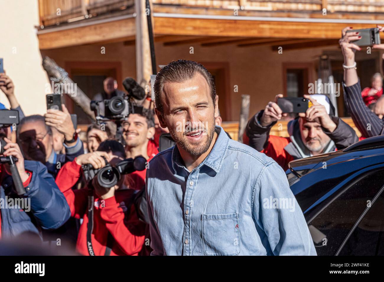 Kirchweidach, Deutschland. Januar 2024. Harry Kane steigt aus dem Auto aus, Ankunft FCB Bayern München, Harry Kane Fanclub-Besuch Kirchweidach, 28.01.2024 Foto: Eibner-Pressefoto/Mateusz JOP Credit: dpa/Alamy Live News Stockfoto