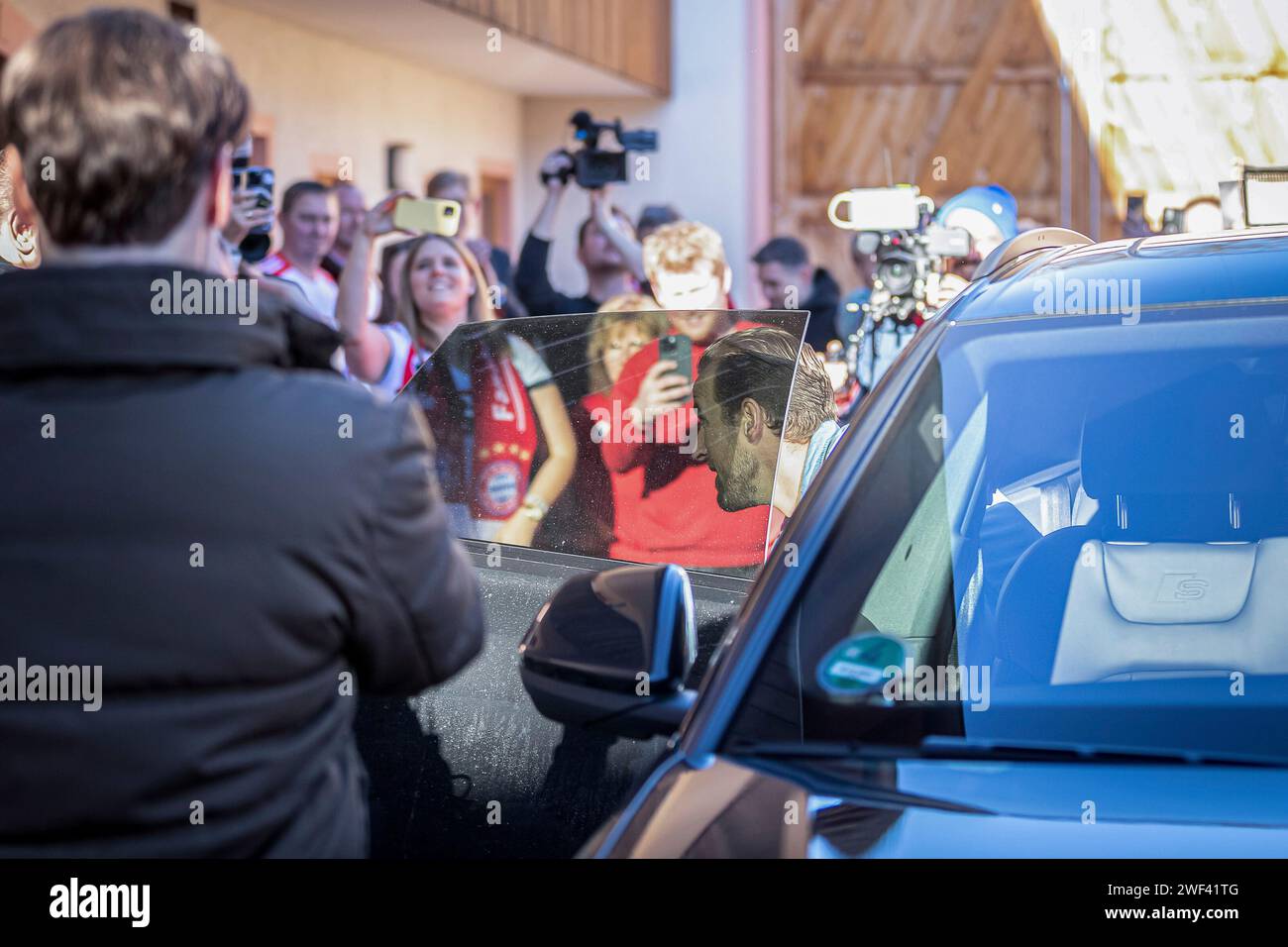 Kirchweidach, Deutschland. Januar 2024. Harry Kane steigt aus dem Auto, FC Bayern München, Harry Kane Fanclub-Besuch Kirchweidach, 28.01.2024 Foto: Eibner-Pressefoto/Mateusz JOP Credit: dpa/Alamy Live News Stockfoto