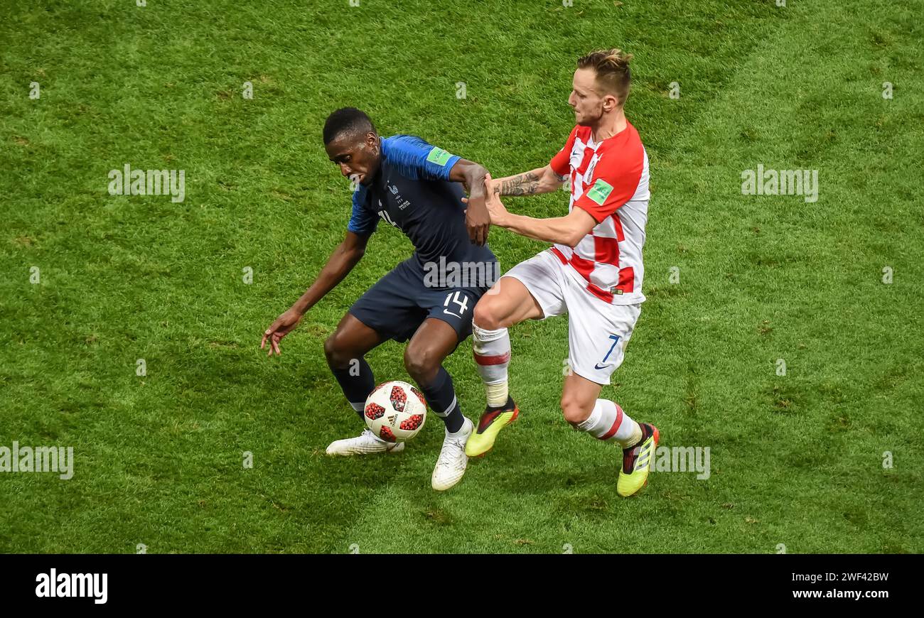 Moskau, Russland – 15. Juli 2018. Der kroatische Mittelfeldspieler Ivan Rakitic und der französische Mittelfeldspieler Blaise Matuidi während der Weltmeisterschaft 2018 fina Stockfoto