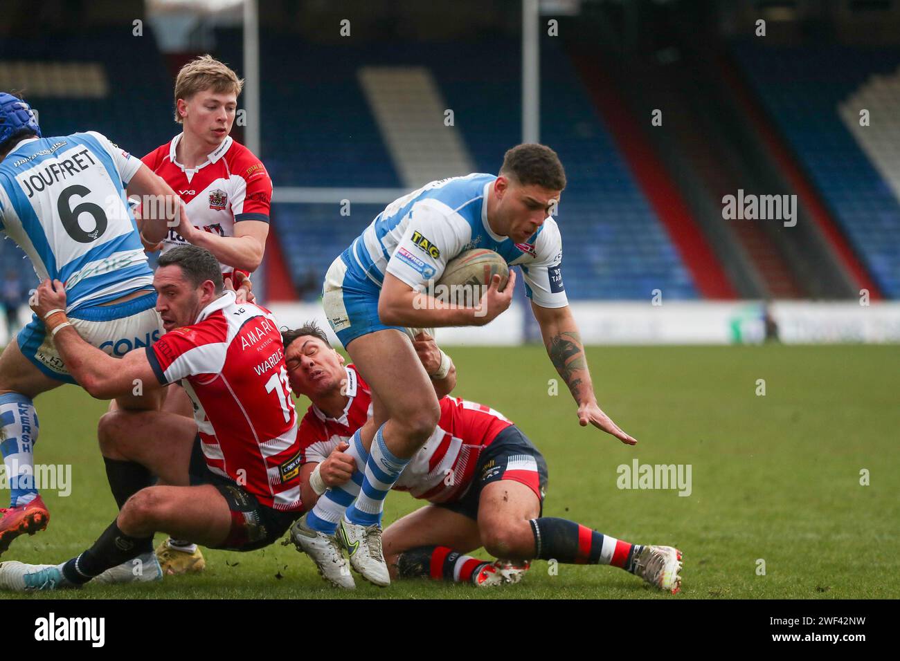 Oldham, Großbritannien. Januar 2024. James Woodburn Hall of Halifax macht eine Pause*** während des Cup-Spiels 1895 zwischen Oldham RLFC und Halifax Panthers im Boundary Park, Oldham, England am 28. Januar 2024. Foto von Simon Hall. Nur redaktionelle Verwendung, Lizenz für kommerzielle Nutzung erforderlich. Keine Verwendung bei Wetten, Spielen oder Publikationen eines einzelnen Clubs/einer Liga/eines Spielers. Quelle: UK Sports Pics Ltd/Alamy Live News Stockfoto