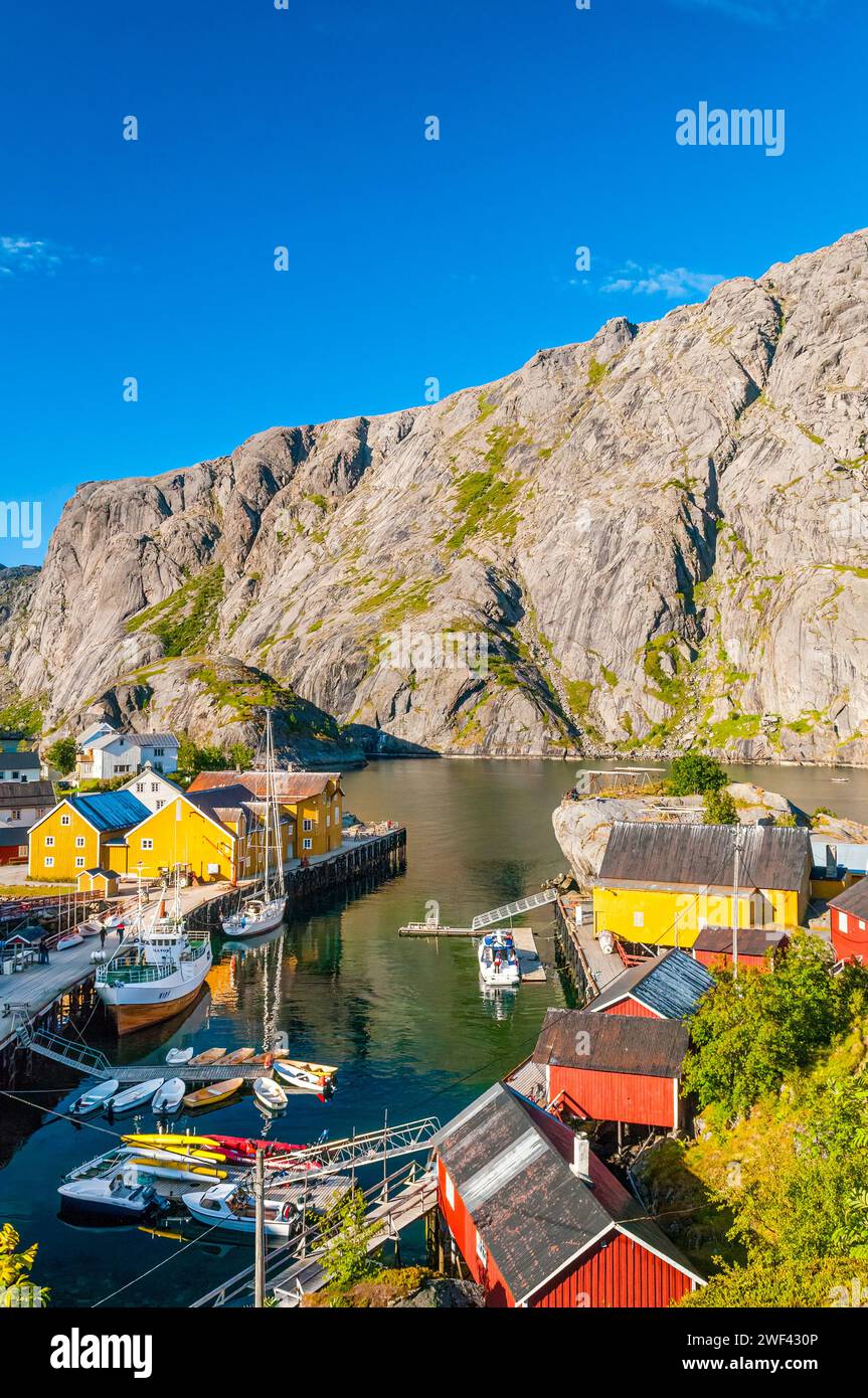 Das kleine, idyllische Fischerdorf Nusfjord auf den Lofoten in Norwegen Stockfoto