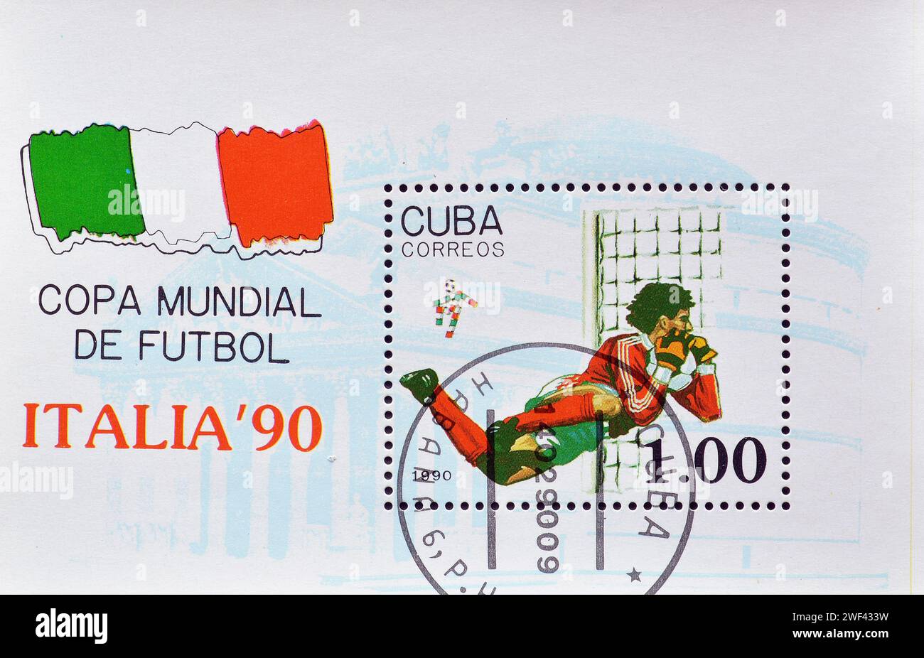 Block mit stornierter Briefmarke von Kuba, die die Weltmeisterschaft Italien - 1990, um 1990 fördert. Stockfoto