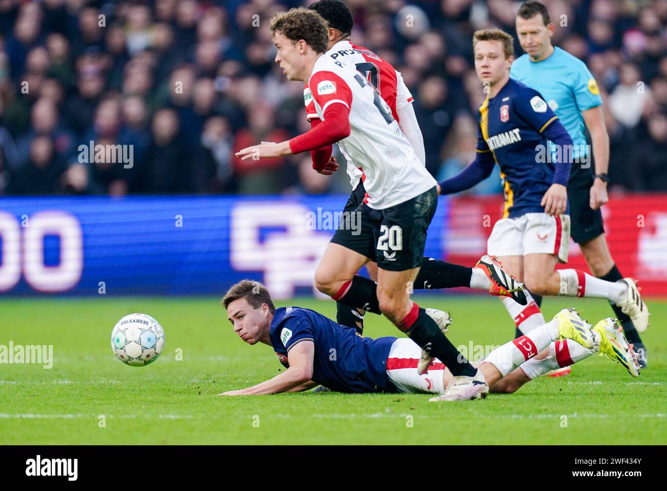 ROTTERDAM, NIEDERLANDE - 28. JANUAR: Carel Eiting vom FC Twente fällt, Mats Wieffer aus Feyenoord springt während des niederländischen Eredivisie-Spiels zwischen Feyenoord und FC Twente im Stadion Feyenoord am 28. Januar 2024 in Rotterdam, Niederlande. (Foto: Joris Verwijst/Orange Pictures) Stockfoto