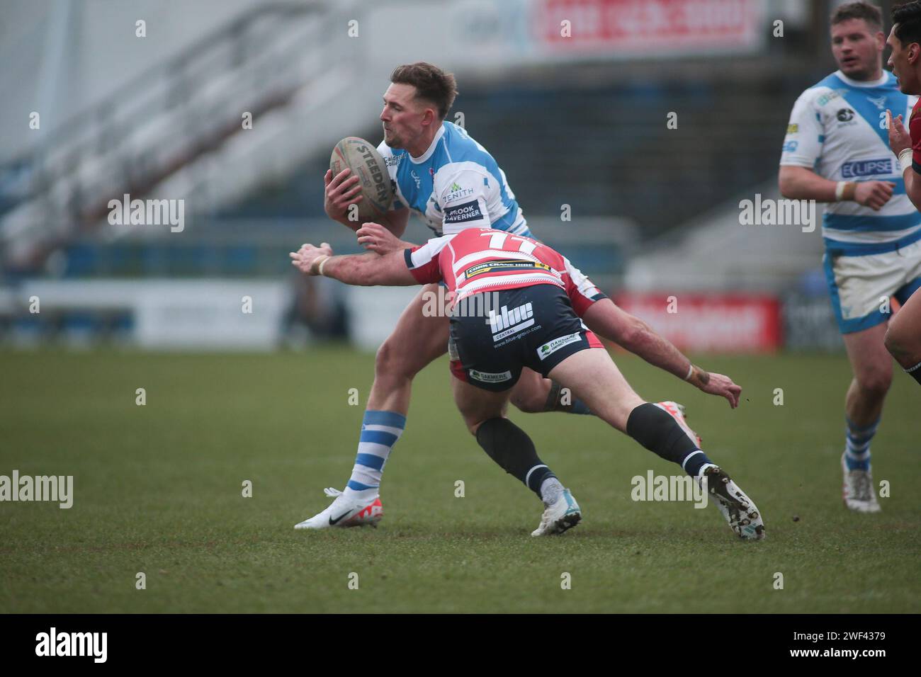 Oldham, Großbritannien. Januar 2024. Greg Eden wird beim Cup-Spiel 1895 zwischen Oldham RLFC und Halifax Panthers am 28. Januar 2024 im Boundary Park in Oldham (England) mit *** besiegt. Foto von Simon Hall. Nur redaktionelle Verwendung, Lizenz für kommerzielle Nutzung erforderlich. Keine Verwendung bei Wetten, Spielen oder Publikationen eines einzelnen Clubs/einer Liga/eines Spielers. Quelle: UK Sports Pics Ltd/Alamy Live News Stockfoto