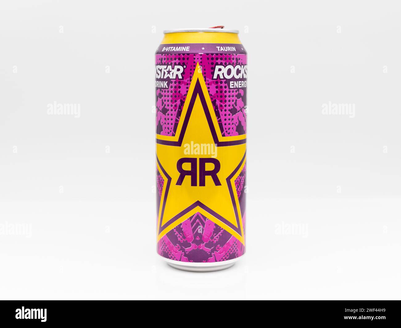 Rockstar Energy Drink tropisches Getränk mit Guava-Geschmack. Die lila und gelbe Dose ist Teil der GELOCHTEN Produktreihe mit einem fruchtigen Geschmack. Stockfoto