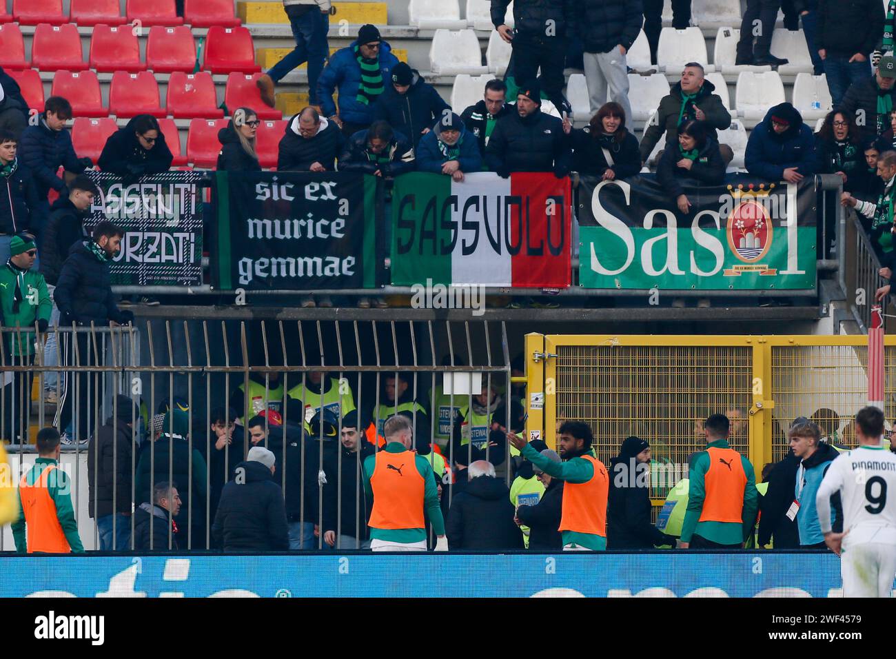 Foto Claudio Grassi/LaPresse 28 Gennaio 2024 - Monza, Italia - Sport, calcio - Monza vs Sassuolo - Campionato italiano di calcio Serie A TIM 2023/2024 - U-Power Stadion. Nella Foto: gara interrotta per malore ad un tifoso del Sassuolo 28. Januar 2024 - Monza, Italien - Sport, Fußball - AC Monza vs US Sassuolo - italienische Serie A TIM Football Championship 2023/2024 - U-Power Stadium. Auf dem Bild: Match wegen eines Sassuolo-Unterstützers aus dem Tribüne ausgesetzt Stockfoto