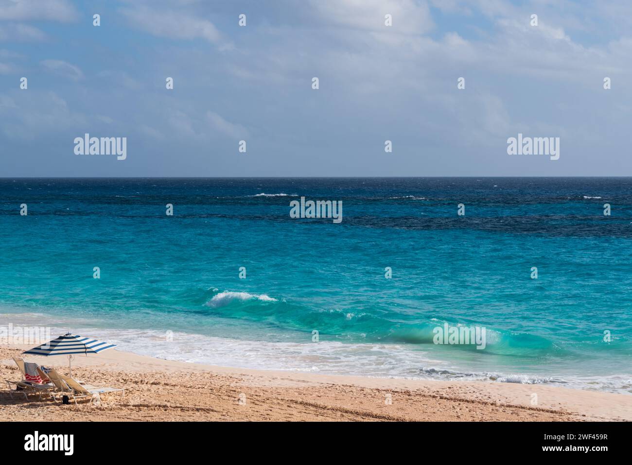 Tauchen Sie ein in die Schönheit von Bermudas Küstenparadies, wo Sandstrände auf die azurblaue Schönheit des Ozeans treffen, in einem tropischen Zufluchtsort der Glückseligkeit am Meer. Stockfoto