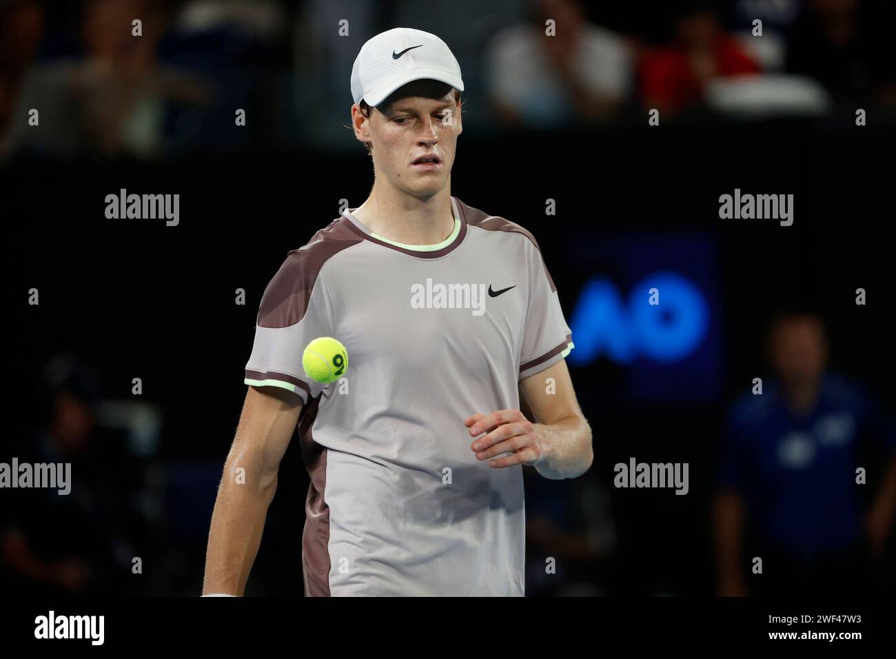 Jannik Sinner (ITA) reagierte am 14. Tag der Australian Open 2024 im Melbourne Park am 28. Januar 2024 in Melbourne, Australien, während des Endrunde-Spiels gegen Daniil Medwedev. Stockfoto