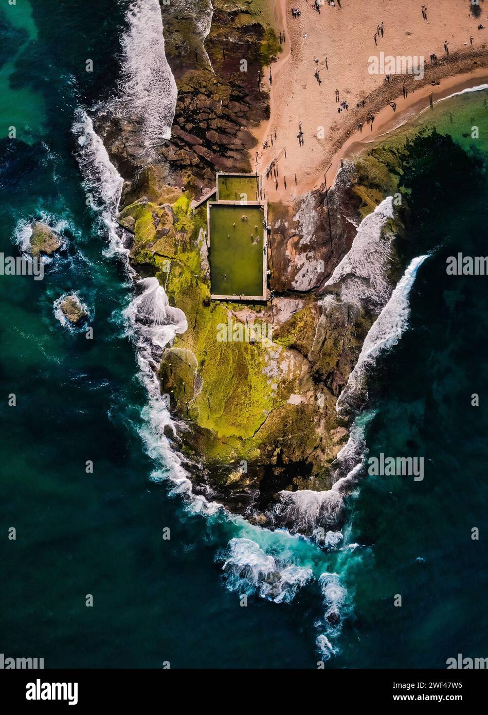Aerial Mastery: Der Mona Vale Rock Pool von Sydney, ein Küstenparadies, umgeben von türkisfarbenen Wellen Stockfoto